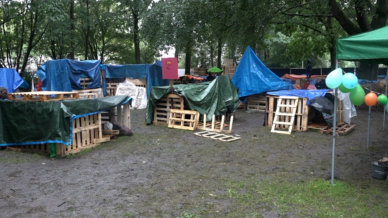 Ondanks de regen grote pret bij Huttendorp De Meent