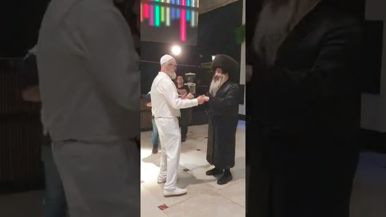 כ"ק האדמו'ר מזוטשקא בריקוד בשמחת נשואי בן אחד מתלמידו