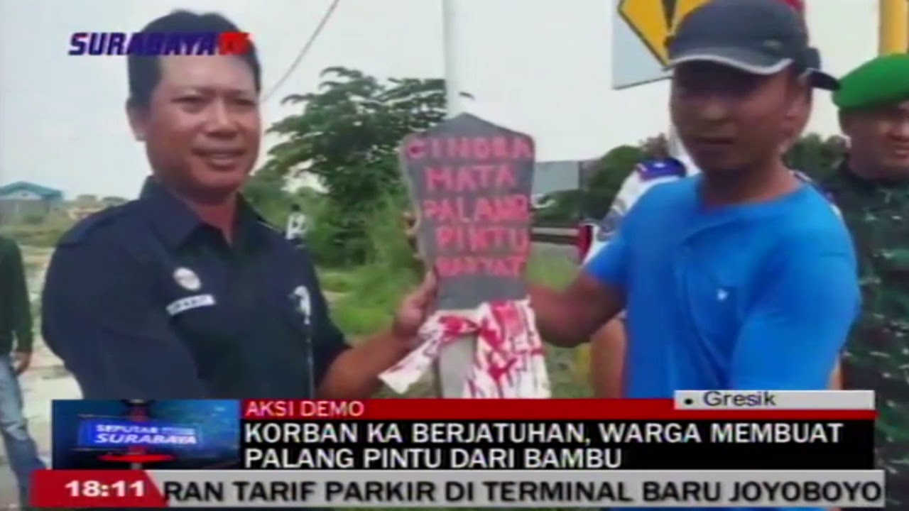 KORBAN KA BERJATUHAN WARGA MEMBUAT PALANG PINTU  DARI  