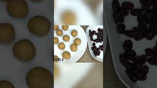 قلوب الشوكلاته بالتوت البري وكرات الشوكلاته بالتوت البري?Chocolate with wild berries