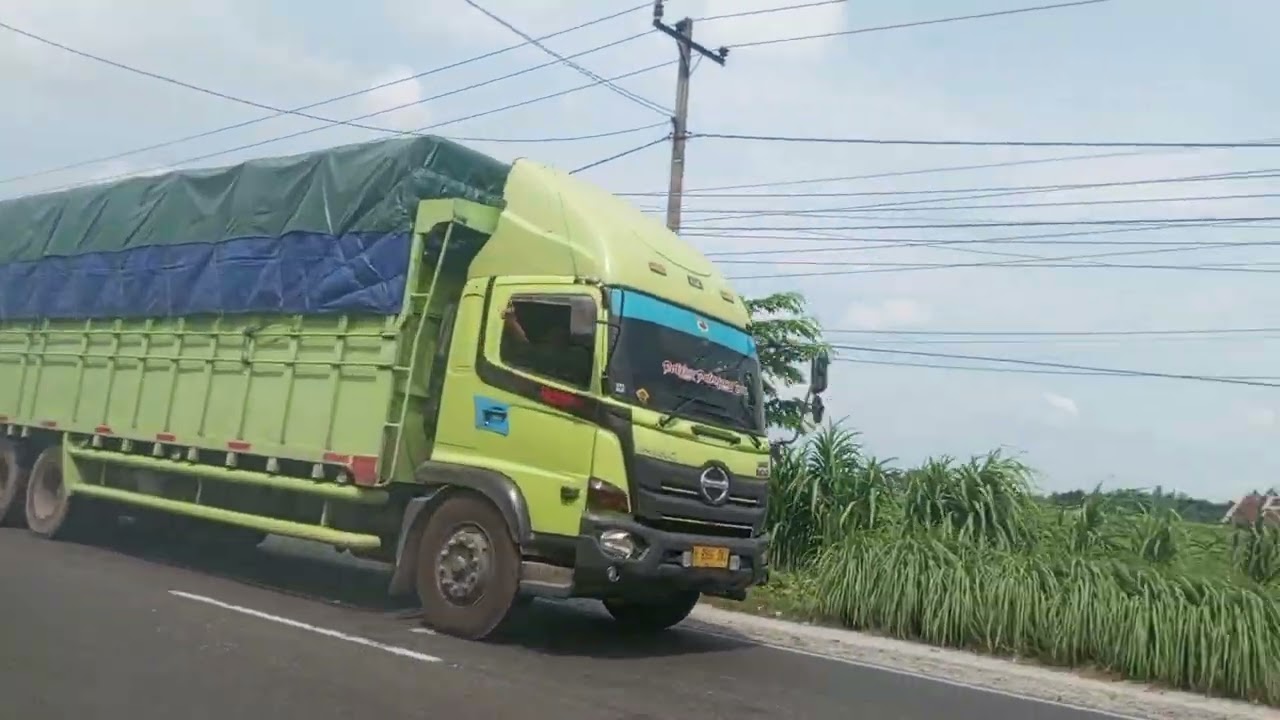 Kumpulan truk tangki lintas 50 ke Bukittinggi