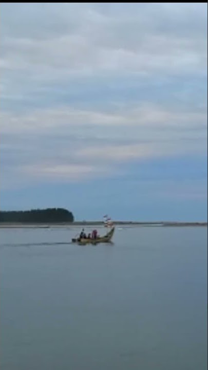 Ketika tiba tiba ombak di laut pasang #shorts