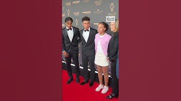 Désiré Doué arrive en famille sur le tapis rouge du Ballon d’Or 2025.