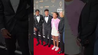 Désiré Doué Arrive En Famille Sur Le Tapis Rouge Du Ballon Dor 2025.