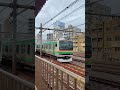 鶯谷駅|宇都宮線の通過と京浜東北線の各駅停車の到着。JR東日本E233系とE231系電車。R8/5(東京都)JR EAST Uguisudani Station Tokyo JAPAN TRAIN