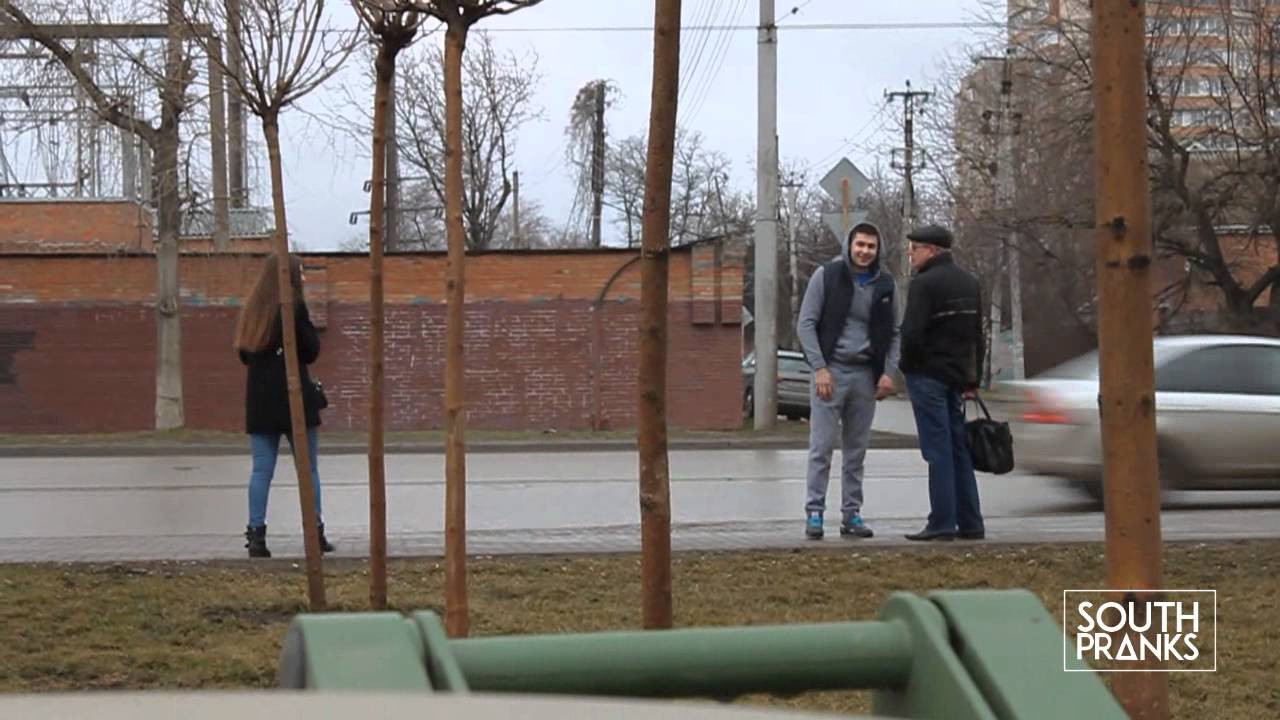 Парень пристает к девушке в Парень пристает к девушке в