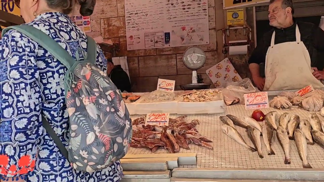 Mercato in Ortigia pieno di gente, andiamo vedere 💖💝💝