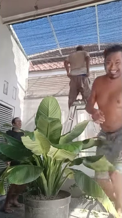 PRANK PELOROTIN CELANA DI DEPAN UMUM
