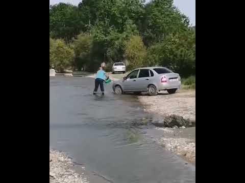 Мытье машины в реке