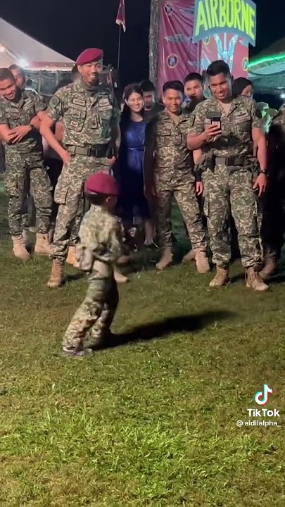 Budak kecik menunjuk Tarian Para dance depan Abam askar
