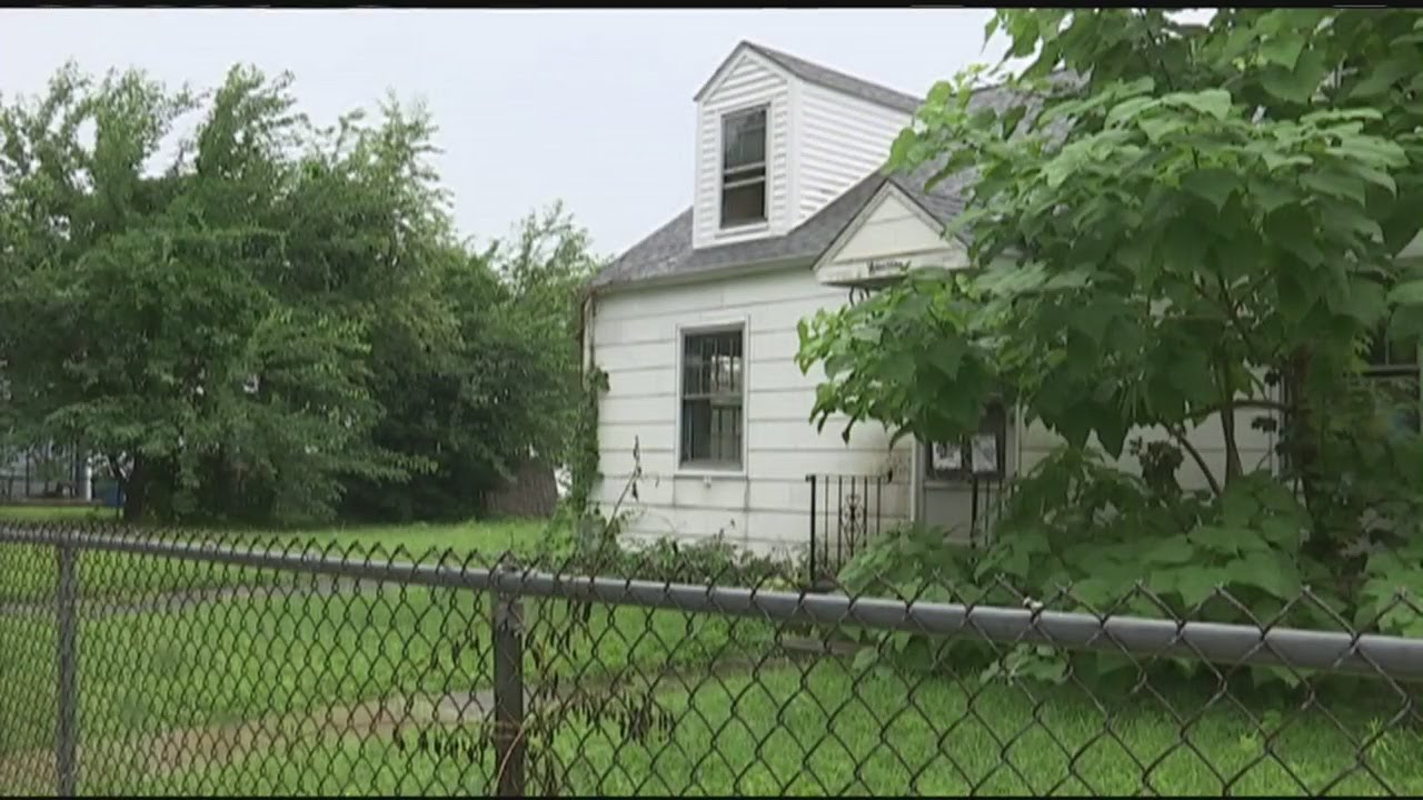Clean up underway at smelly, abandoned house in West