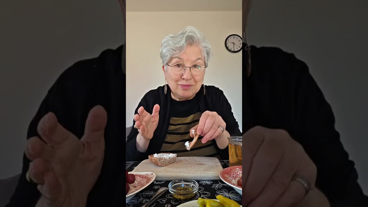 صبحانه ناهار امروز با شما 💕 نون و پنیر و انگور و تخم مرغ با پپرونی و زعتر و چای 🍇🧇🌶🫓🥣🥚🫖☕️