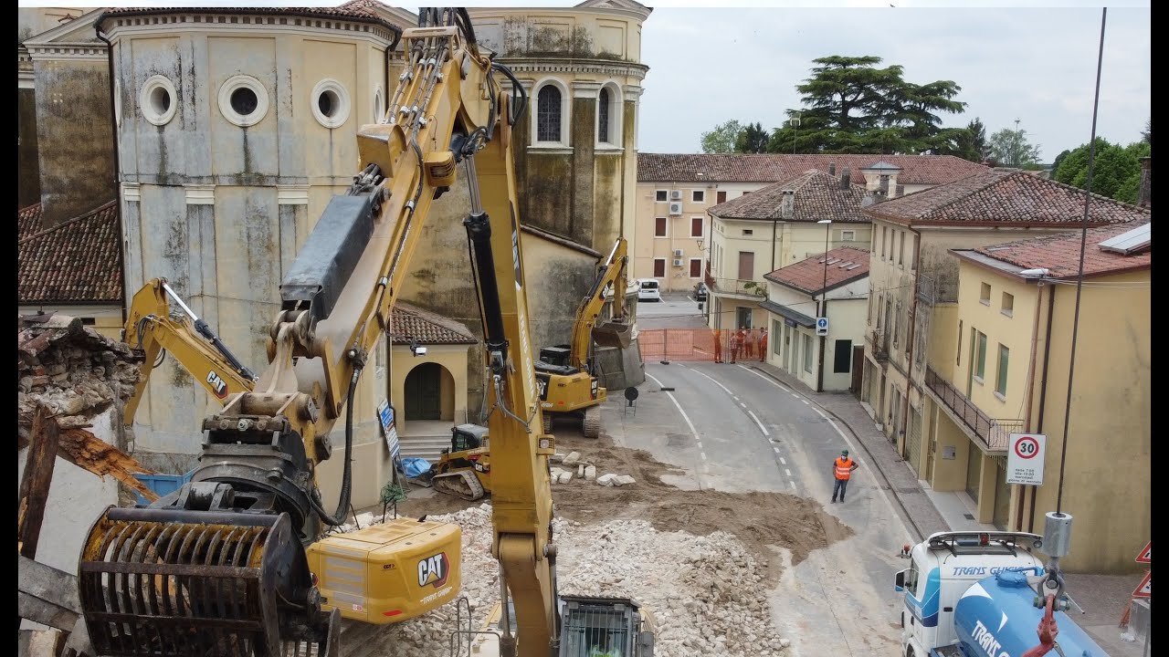 COME DEMOLIRE UN FABBRICATO ADIACENTE AD ALTRI DEMOLIZIONE BY TRANS GHIAIA ESCAVATORI CATERPILLAR NE