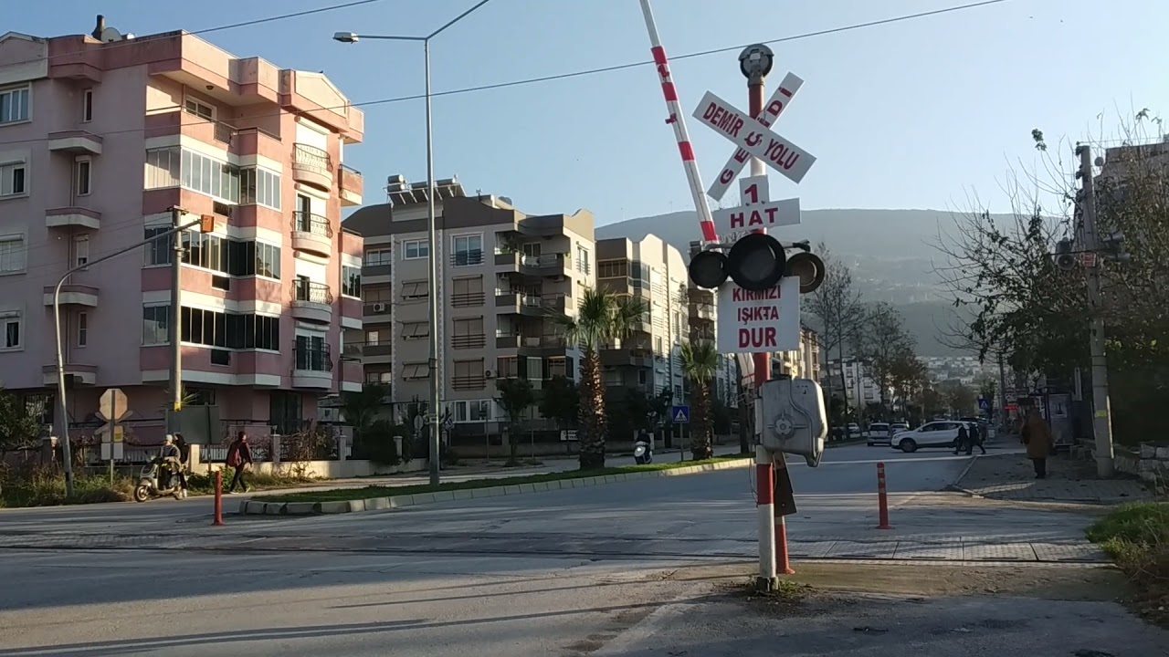 Hemzemin Geçit Tire (İzmir) // Turkish Railroad Crossing 🇹🇷