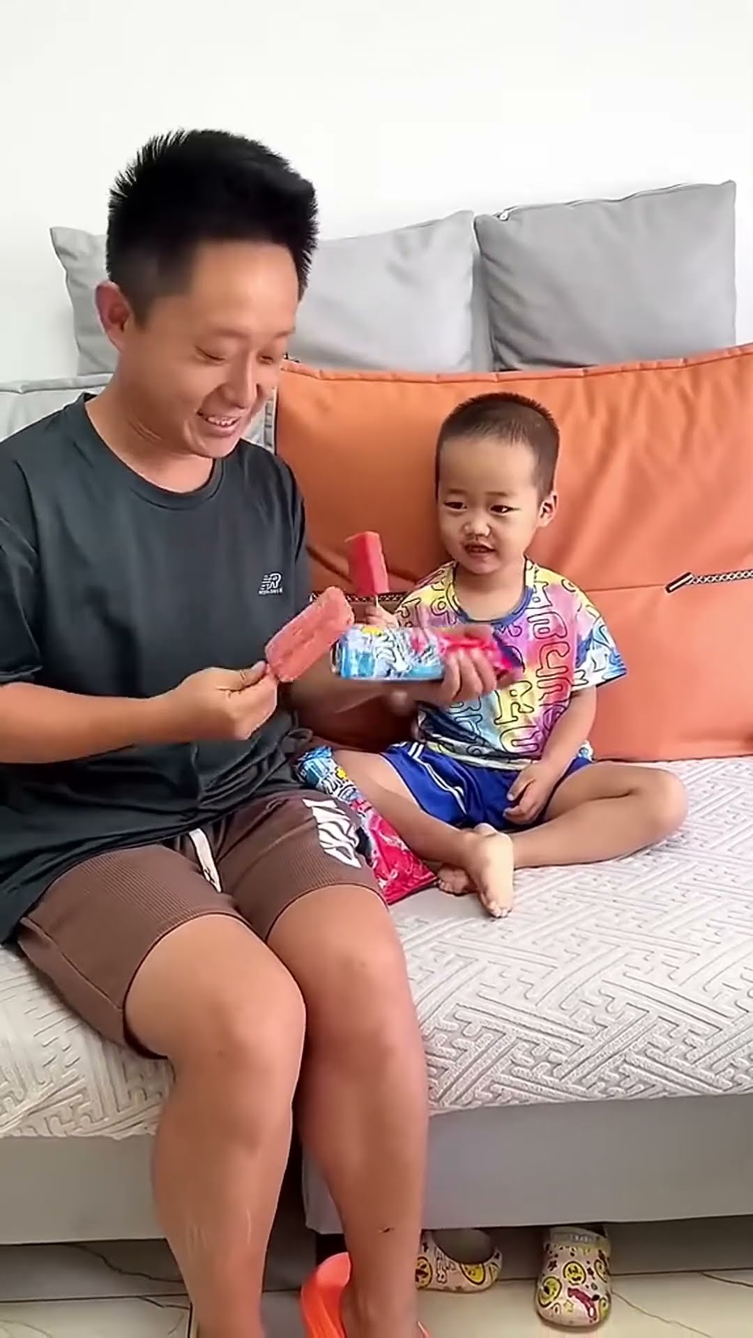 爸爸给儿子做个西瓜味的雪糕!#Cute baby#Cute#呆萌小米宝#聪明宝宝#萌娃#整蛊#测试