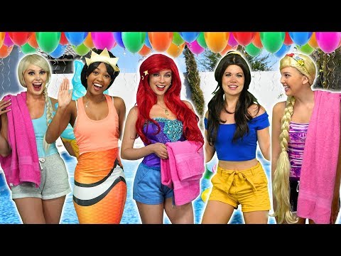 DISNEY PRINCESS SUMMER POOL PARTY. (With Ariel, Elsa, Rapunzel, Belle and Tiana) Totally TV - DISNEY PRINCESS SUMMER POOL PARTY. (With Ariel, Elsa, Rapunzel, Belle and Tiana) Totally TV