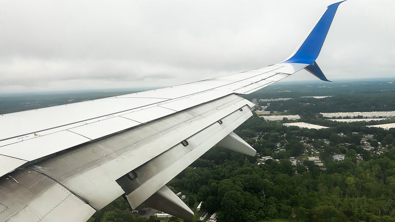 4K | United Airlines Boeing 737-700 Overcast Landing at Charlotte Douglas International Airport