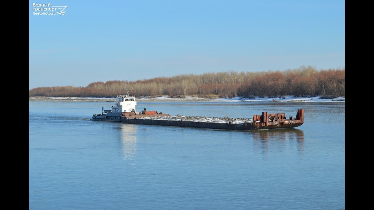 Баржа плывет по реке Баржа плывет по реке