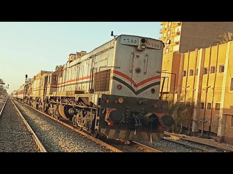 في مشهد نادر قطار الضواحي الجديد طالع بثلاث جرارات