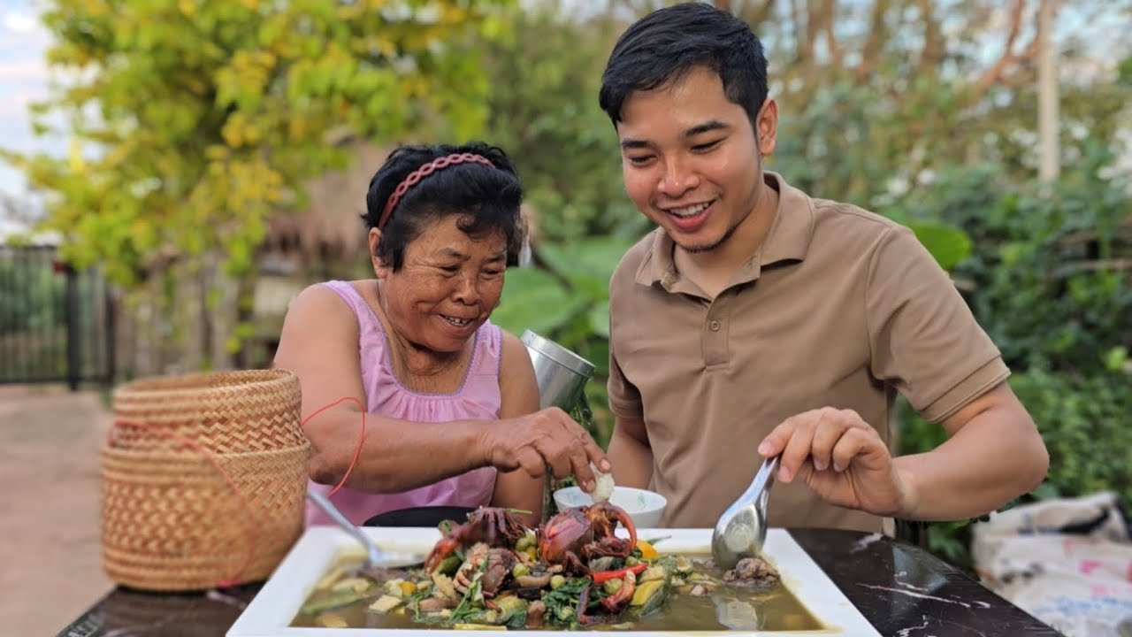 แกงหน่อไม้ใส่เห็ดขม เพิ่มปูนาตัวใหญ่เข้าไป ซดน้ำแกง เกือบเกลี้ยงจาน