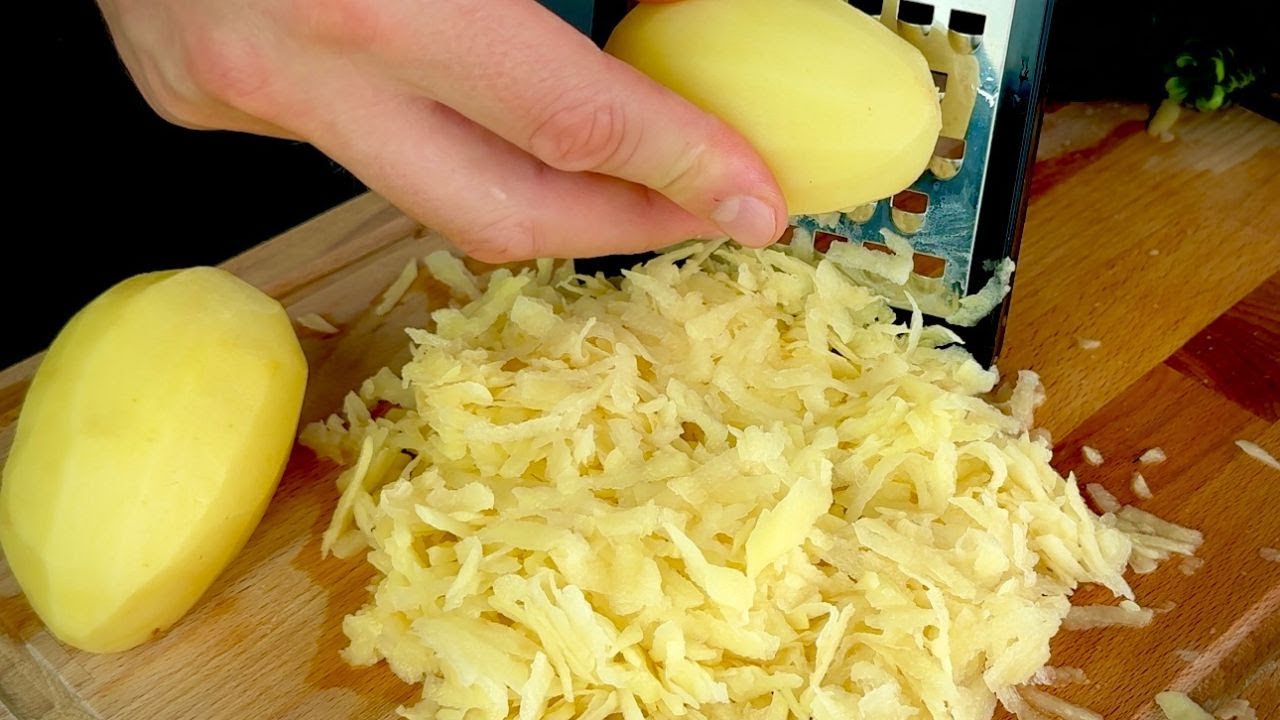 Натрите картофель и добавьте 3 яйца!  Вкусный и простой рецепт!