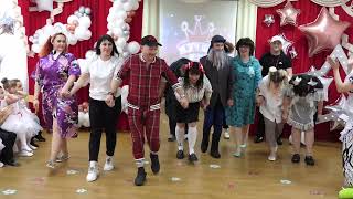 картинка: Семья Солнышкиных из Майкопа. Сценка с родителями на выпускном в детском саду № 22 