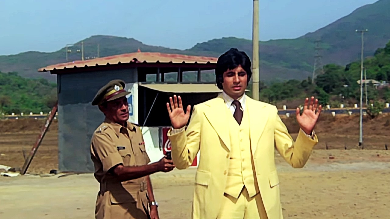 डॉन ने 11 Mulkon ki Police को Petrol Pump पर दिया चमका 🔥 | Don (1978) | Amitabh Bachchan Action