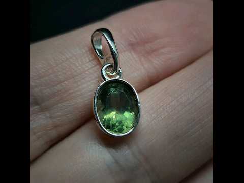 Кулон срібний із природним прозорим зеленим апатитом, ручна робота, відео 1