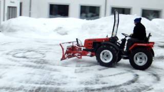 Traktorrennen im Schnee,er fährt wie der Weltmeister