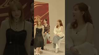 The Way Chaeyoung Change Her Sitting Posture