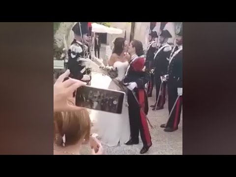 Il matrimonio della carabiniera Elena con la compagna: bacio e picchetto d’onore