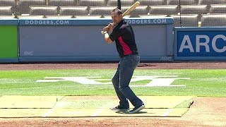 SF@LAD: Boone imitates Pence in the batter's box