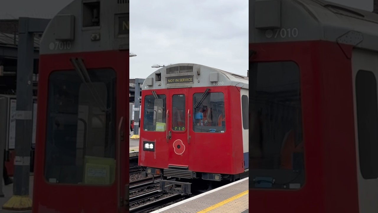 Поезд D78 лондонского метрополитена Stock RAT замечен на Уэмбли-парке и в Харроу-он-те-Хилл
