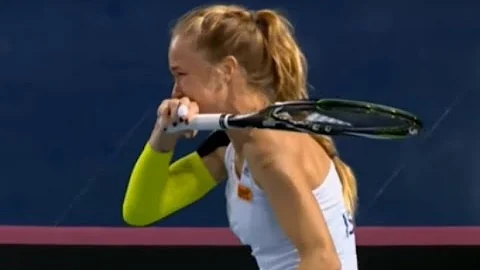 Tennis Player Can't stop laughing at the opposite player mistake - DayDayNews