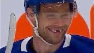 Max Domi Sucker Punches Bennett. Bennett Drops Thé Mitts