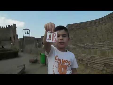 gocho edzebs asoebs nariyalaze. გოჩო ეძებს ასოებს ნარიყალაზე