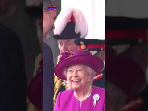 Queen Elizabeth Got A Hand Kiss By Spain King