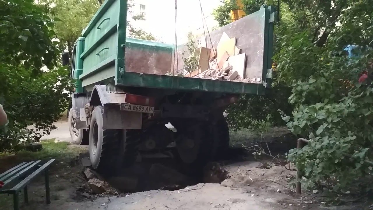 Барнаул машина провалилась