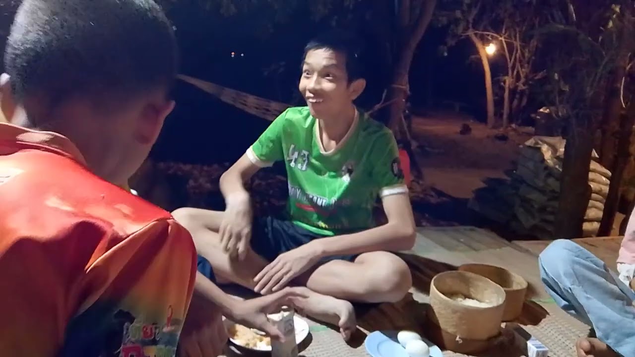 กินข้าวแลงนำลูกหลาน เค็มพอดี ธิดาลาวกว่าว