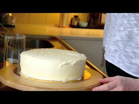 Video: Hur Man Dekorerar En Tårta Med Grädde