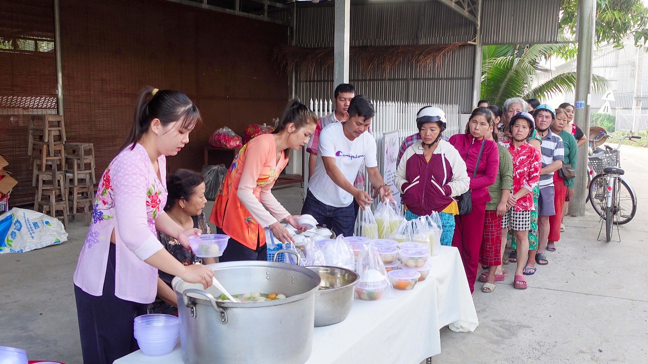 Anh Lộc Phạm Tặng 1200 Viên Chè Trôi Nước và Xôi Vò Nước Mía cho Bà Con Xóm Cồn Ngày Rằm Lớn|HQ#1845