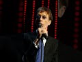 Fallece Robin Gibb 💔🎤✨ El Día que se Apagó una Voz de Bee Gees.