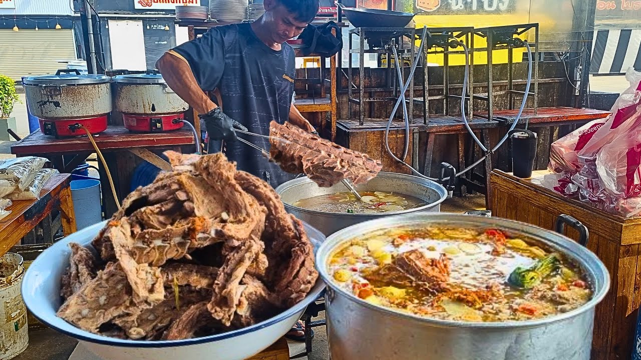 Продано 400 кг в день! Шеф-повара готовят свиные ребрышки в остро-кислом супе - Тайская уличная еда