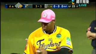 20120513 球場花絮:不免起來~