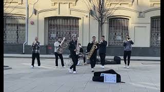 Выступление уличных музыкантов. Москва, Ветошный переулок (где-то рядом), 16 апреля 2023г., 16:38