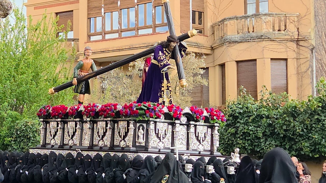 Llegada de El Nazareno y La Crucifixión a Puerta de Rey tras El Encuentro. Semana Santa Astorga 2025