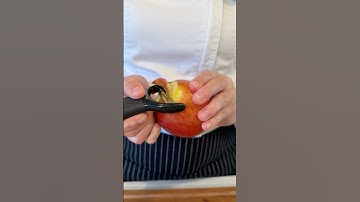 The Quickest Way To Peel An Apple 🍎 #lifehack #peeling #applepeeler #bakingtips #howto
