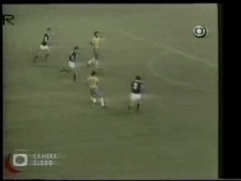 1a fase da Copa do Mundo de 1982, na Espanha NarraÃ§Ã£o: Luciano do Valle / Rede Globo BRASIL 4 X 1 ESCÃCIA BRASIL Valdir Peres; Leandro, Oscar, Luisinho, JÃºnior; Cerezo, FalcÃ£o, SÃ³crates, Zico; Serginho (Paulo Isidoro), Ãder. TÃ©cnico: TelÃª Santana ESCÃCIA Rough; Gray, Hansen, Hartford (MacLeish), Miller; Narey, Wark, Souness; Strachan (Dalglish), Archibald, Robertson. TÃ©cnico: Jock Stein Data: 18/06/1982 Local: EstÃ¡dio Benito Villamarin, em Sevilha Ãrbitro: Luis Siles (CRC) Auxiliares: Adolf Prokop (RDA) e Thomson Sun (HKG) PÃºblico: 47.397 Gols: Narey (ESC) 18min, Zico (BRA) 33min do 1Âº tempo; Oscar (BRA) 3min, Ãder (BRA) 18min, FalcÃ£o (BRA) 43min do 2Âº tempo Convocados: 1 Valdir Peres Goleiro SÃ£o Paulo FC 2 Leandro Lateral Flamengo 3 Oscar Zagueiro SÃ£o Paulo FC 4 Luisinho Zagueiro AtlÃ©tico Mineiro 5 Cerezo Meio-Campo AtlÃ©tico Mineiro 6 Junior Lateral Flamengo 7 Paulo Isidoro Ataque GrÃªmio FBPA 8 Socrates Meio-Campo Corinthians 9 Serginho Chulapa Ataque SÃ£o Paulo FC 10 Zico Meio-campo Flamengo 11 Ãder Atacante AtlÃ©tico Mineiro 12 Paulo SÃ©rgio Goleiro Botafogo 13 Edevaldo Lateral SC Internacional 14 Juninho Fonseca Zagueiro AA Ponte Preta 15 FalcÃ£o Meio-campo AS Roma 16 Edinho Zagueiro Fluminense Football Club 17 Pedrinho Lateral CR Vasco da Gama 18 Batista Meio-campo GrÃªmio FBPA 19 Renato Meio-campo SÃ£o Paulo FC 20 Roberto Dinamite Ataque CR Vasco da Gama 21 Dirceu Atacante AtlÃ©tico de Madrid 22 Carlos Goleiro AA Ponte Preta TÃ©cnico: TelÃª Santana