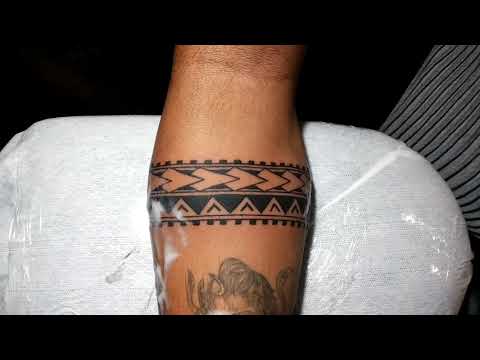 Arm ringband tattoo  Schwarze tattoos Kindernamen tattoo Unterarm tattoo