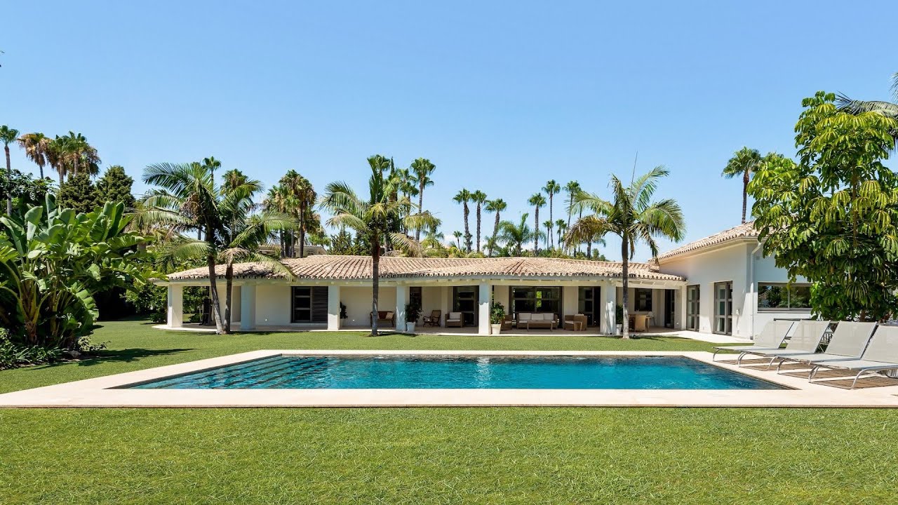 Elegant Villa with Mountain & Golf Views in Marbella €6.950.000